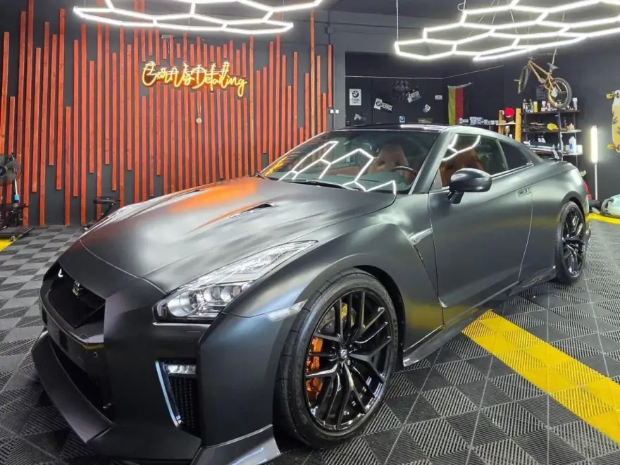 Nissan GT-R colantat integral în gri satin