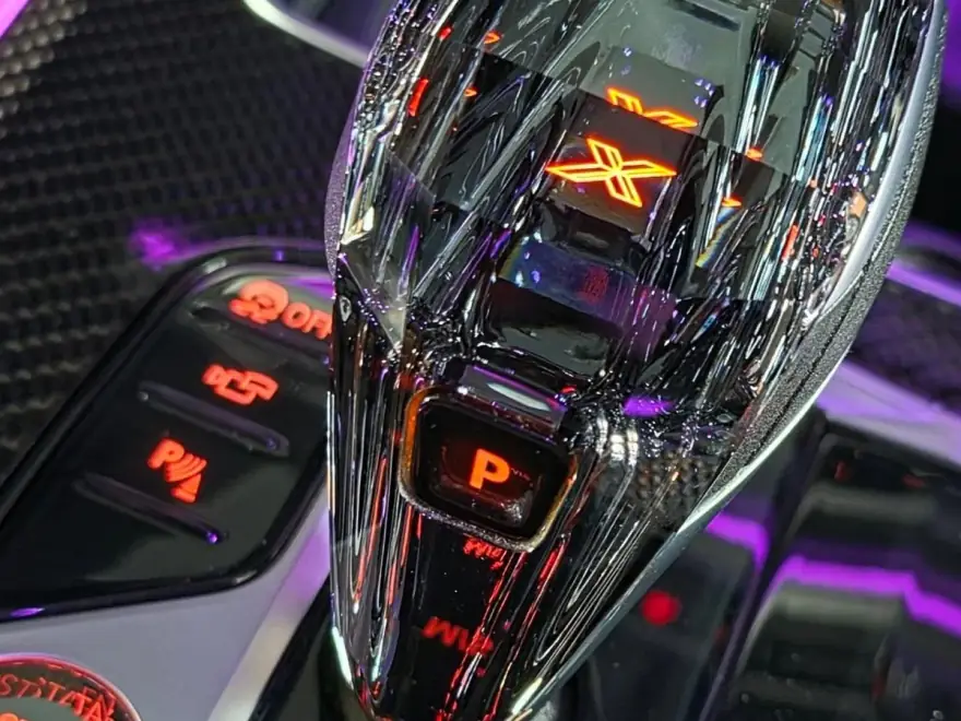 Schimbător de viteze din cristal, după detailing interior