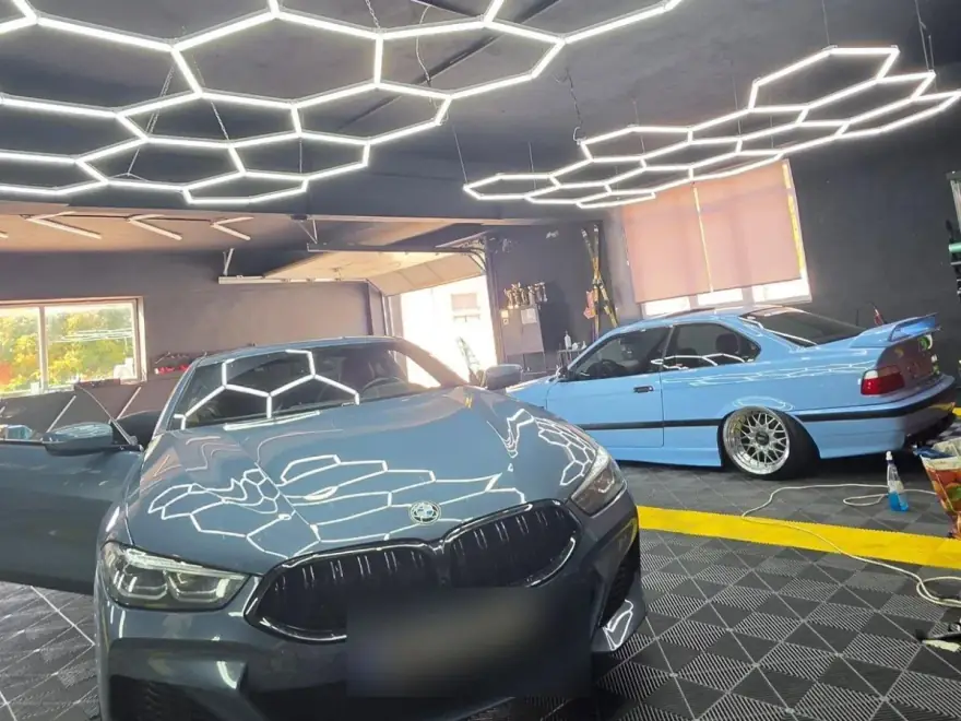 BMW Seria 8 cu lacul lustruit, sub lămpile hexagonale