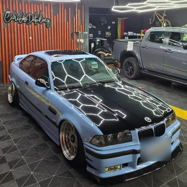 BMW M3 E46 bleu cu capota neagră lucioasă