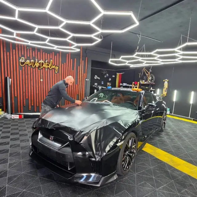 Aplicarea foliei pe capota unui Nissan GT-R