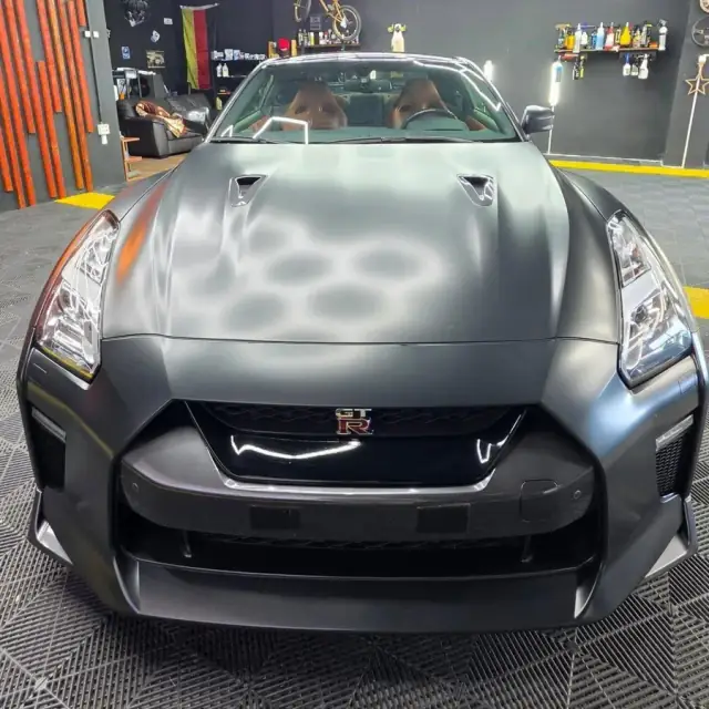 Nissan GT-R colantat satin, din față